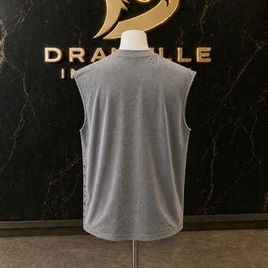 เสื้อยืดแขนกุดทรงใหญ่สไตล์ Y2K สำหรับผู้ชาย สีเทาจันทร์ ผ้าฝ้ายฟอกทรงบ็อกซี่ พร้อมลายกราฟิกชนเผ่าและรูระบายด้านข้าง - Product Image 2