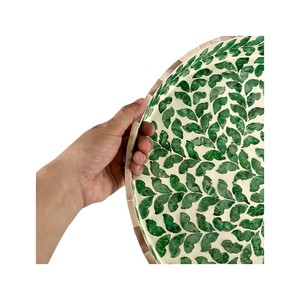 Plateau de service rond en bambou fait main avec motif de feuilles vertes, décoration moderne pour table de salon - Product Image 2
