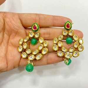 Pendientes Colgantes Tradicionales Indios de Latón con Forma de Campana, Chapados en Oro Natural de 22K, con Piedras Preciosas, Joyería Étnica, Regalo para Mujer - Product Image 1