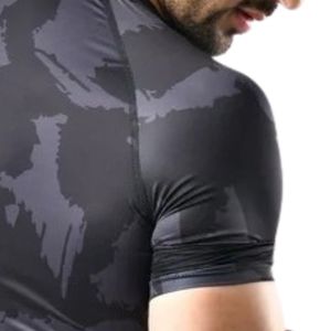 Camiseta Deportiva Ajustada de Manga Corta con Cuello Redondo y Camuflaje Negro y Gris para Hombre, Ideal para Entrenamiento, Gimnasio y Fitness - Product Image 3