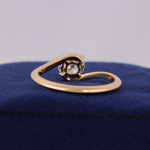 Anillo de Compromiso de Oro Amarillo con Diamantes Redondos para Mujer, Engaste de Garras, Estilo Clásico - Product Image 2
