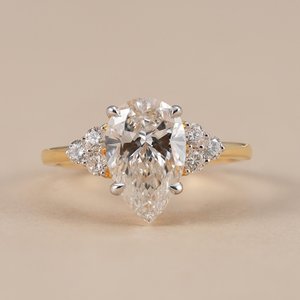 Bague solitaire en diamant taille poire 2,01 carats Sparkle Proposal, cultivé en laboratoire, or massif 14 carats, cadeau de fiançailles raffiné pour partenaire - Product Image 1