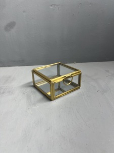 กล่องโชว์กระจกและแก้วขนาดเล็กดีไซน์หรูหราจาก ARTISAN DESIGN พร้อมกรอบโลหะทองเหลือง สำหรับจัดเก็บเครื่องประดับ ของตกแต่ง และเป็นของขวัญงานแต่งงาน - Product Image 3