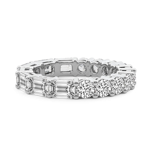Magnifique bague éternité élégante en or massif 18 carats, sertie d'émeraudes Brynn et de diamants de laboratoire ronds, certifiée IGI, pour femme. - Product Image 1