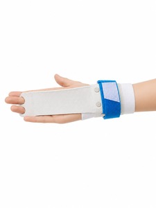 Agarraderas de barra asimétricas de cuero duradero con diseño seguro para los dedos para un mejor control del barra, entrenamiento de gimnasia y más. - Product Image 1