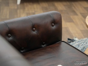 โซฟาหนังแท้สองที่นั่งสีน้ำตาล Chesterfield รุ่นพรีเมียม Duraster รูปทรงตัวแอล หุ้มเบาะแบบ Tufted เป็นมิตรกับสิ่งแวดล้อม โครงไม้ สำหรับห้องนั่งเล่น - Product Image 3
