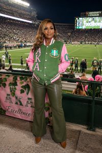 Chaqueta Varsity Corta de Cuero Personalizada con Bolsillos con Ribete y Bordados de Toalla, Estilo Letterman, Ajuste Regular, Modelo AKA!908, Venta al por Mayor - Product Image 4