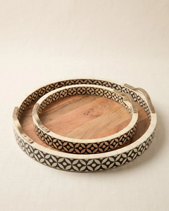 Plateau de service géométrique rond en os incrusté, lot de 2, avec poignées en laiton, design Art Déco, compatible micro-ondes, motif fruits/fleurs - Product Image 1