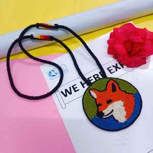 Collier pendentif renard artisanal perlé avec perles orange, blanches, noires, rouges, vertes et bleues et cordon long pour un style artistique traditionnel - Product Image 4