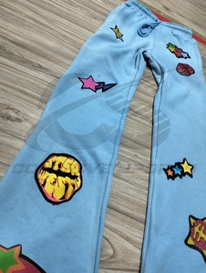 Pantalon de survêtement personnalisé pour femme, coupe délavée soleil, style jogger, sérigraphie, vintage, délavé à l'acide, évasé, avec patchs imprimés - Product Image 2