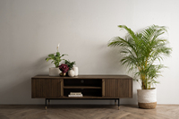 Mueble de TV Moderno de Madera Maciza con Estantes Abiertos para una Sala de Estar Acogedora