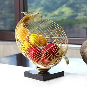 Cesta de frutas antigua de metal con base de mármol que agrega un toque elegante a las mesas de desayuno. El brillo metálico crea una estética premium. - Product Image 5