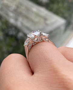 Anillo de Compromiso de Moissanita con Tres Piedras Talladas, Plata de Ley 925 Chapada en Oro, Anillo de Boda Minimalista con Engaste de Puntas, Joyería para Mujer - Product Image 3