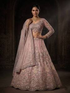 Robe de mariée maxi brodée, style Lehenga, tendance pakistanaise, avec un magnifique motif floral - Product Image 2