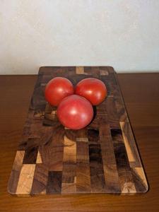 Planche à découper rustique en acacia naturel, durable, utilisable au lave-vaisselle, pour la viande, les légumes, les fruits, le pain - Product Image 1