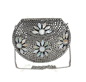 Sac à main en métal très vendu avec chaîne, design bohème, ton argenté, excellente qualité - Product Image 3