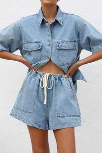 Ensemble deux pièces décontracté en jean pour femme, coupe ample, chemise courte à manches courtes avec poches et short, ensemble tendance de haute qualité pour l'été - Product Image 6