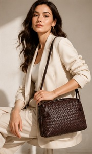 Sac bandoulière Gravs tendance en cuir véritable tressé style bohème, sacoche photo de luxe faite à la main, sac à bandoulière vintage pour femme avec fermeture éclair - Product Image 2