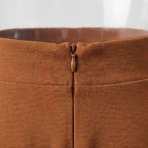 Jupe courte évasée unie marron rouille taille haute pour femme, style décontracté - Product Image 4