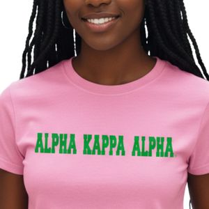 T-shirt rose pour femme à manches courtes, style universitaire, avec imprimé graphique de lettres vertes, col rond décontracté, en coton doux et confortable pour un usage quotidien - Product Image 3