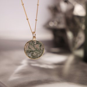 Élégant pendentif vintage en argent 925 avec disque rond en agate mousse véritable, idéal pour superposition - Product Image 1