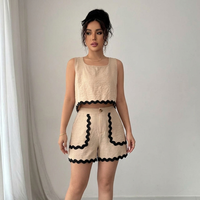 Ensemble coordonné pour femme avec haut court texturé sans manches à nouer dans le dos et short taille haute