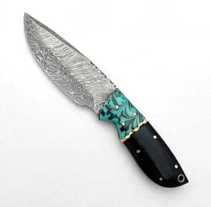 Cuchillo utilitario de punta caída de acero de Damasco hecho a mano con mango de cuerno de búfalo y resina turquesa, con trabajo de limado en latón. - Product Image 1
