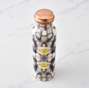 Botella de agua de vidrio novedosa con tapa de rosca de cobre y estampado floral con textura de piedra, con un aspecto moderno de piedra y flores. - Product Image 1