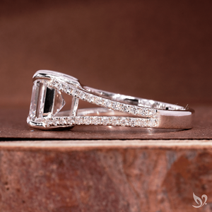 Anillo de compromiso llamativo con diamante de laboratorio de corte Asscher de 3 quilates certificado por IGI, con pavé dividido en el tallo, en oro blanco de 10K - Product Image 2