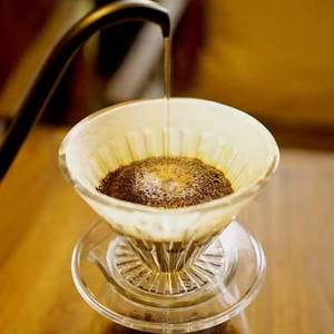 กระดาษกรองกาแฟแบบใช้แล้วทิ้งรูปตัววี พรีเมียม ผลิตจากเยื่อไม้ 100% เป็นมิตรกับสิ่งแวดล้อม ใช้กับไมโครเวฟได้ ออกแบบมาเพื่อการกรองที่เรียบเนียน - Product Image 1