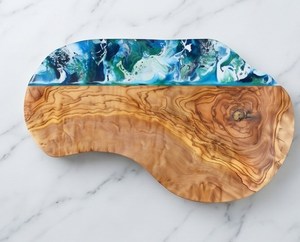 Planche à découper contemporaine en bois d'olivier avec incrustation de résine motif vague océanique bleue, plateau de service irrégulier - Product Image 5