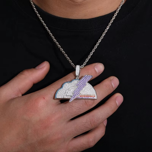 Colgante Nube de Tormenta con Piedra de Moissanita, Micro Pavé, Incrustaciones de Diamantes, Chapado en Oro, Diseño de Nube y Rayo - Product Image 3