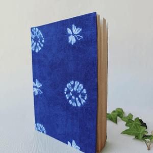 Carnet artisanal à couverture rigide en papier imprimé, motif floral bleu, avec 50 feuilles - Product Image 3