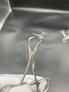 Pince à serviettes Backhaus 8 cm en acier inoxydable, forceps chirurgical pour la fixation des draps et les procédures de chirurgie générale - Product Image 3