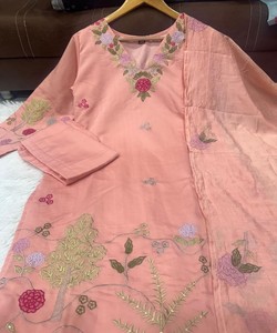 ชุดเสื้อผ้าชาดเนอรีผ้าฝ้ายปักลายหรูหรา ดีไซน์ใหม่ล่าสุด พร้อมเสื้อ กางเกง และผ้าคลุมไหล่ สวมใส่สบาย ราคาขายส่ง เสื้อผ้าพื้นเมือง - Product Image 4