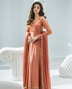 Sari en soie orange élégant Ayzel avec une silhouette gracieuse, séchage rapide et évacuation de l'humidité, à porter en toutes saisons - Product Image 2