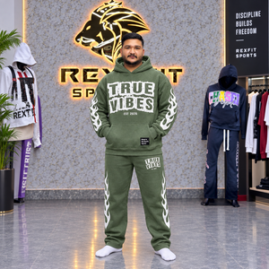 เสื้อฮู้ดดี้กราฟิกสีเขียวมะกอกแบบใหม่สำหรับผู้ชาย กางเกงวอร์มผ้าฟลีซทรงหลวม สวมใส่สบาย เหมาะสำหรับฤดูหนาว สตรีทแวร์ รับผลิตแบบ OEM พร้อมป้ายกำกับสั่งทำ - Product Image 1