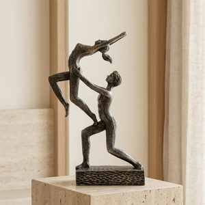 Escultura Artesanal de Pareja Bailando, Estatua Romántica de Hombre Levantando a Mujer, Figura de Resina con Efecto Bronce, Estatua Elegante de Pareja - Product Image 6
