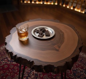 Table basse en noyer noir, modèle Midnight Walnut, avec bord naturel et plateau en tronc de noyer ancien, artisanale - Product Image 1