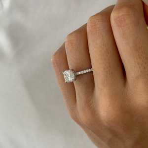 Bague de fiançailles en diamant de laboratoire taille coussin de 2 carats, avec halo caché et pavé de diamants taille coussin, or blanc, certifiée IGI - Product Image 3