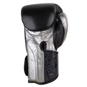 Guantes de Boxeo Cleto Reyes de 10 Oz, de Cuero, con Cordones y Correa Ajustable para la Muñeca - Product Image 3