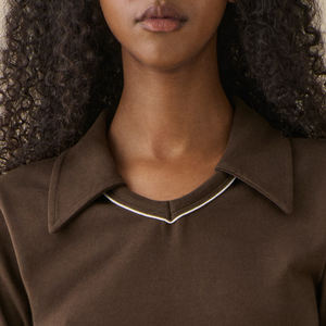 เสื้อยืดผู้หญิงดีไซน์เนอร์ทรงเข้ารูปทันสมัย คอวี แต่งสีสันสวยงาม ดีไซน์มีสไตล์ สำหรับผู้ซื้อขายส่ง - Product Image 2