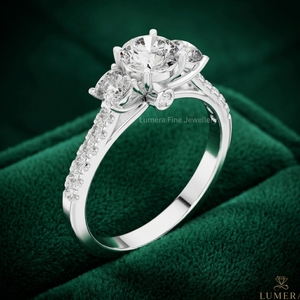Anillo de Compromiso Lumera de Joyería Fina con Diamante Cultivado en Laboratorio, 45 Piedras, Bañado en Rodio, Diamantes Pavé Laterales, Clásico para Mujer, IGI - Product Image 4