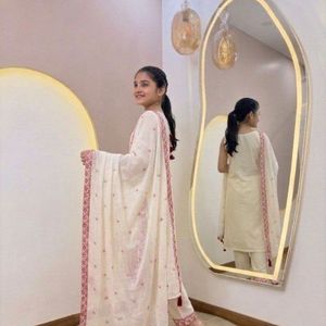 Ensemble Salwar Kameez en coton pur brodé blanc, entièrement cousu, sans manches, vêtements ethniques pour enfants, fabriqué par Royal Export - Product Image 2