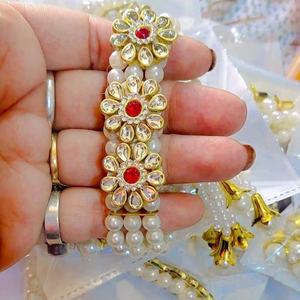 Exquisita Pulsera Floral Tradicional Rajasthani con Kundan y Perlas para Mujer, Joyería Étnica Elegante Hecha a Mano y Chapada en Oro - Product Image 1