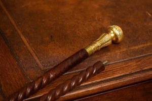 Bâtons de marche rustiques modernes en bois naturel écologique avec poignée en laiton poli, idéaux pour les cadeaux - Product Image 3