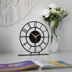 Horloge de bureau minimaliste en métal, forme circulaire, fonctionne à piles, mouvement à quartz, cadre noir, aiguilles dorées, chiffres romains - Product Image 4