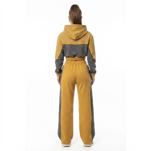 Conjunto Deportivo de Dos Piezas para Mujer, Sudadera Corta con Cierre y Bloques de Color Mostaza, Pantalones Deportivos Anchos con Detalles de Pedrería - Product Image 2