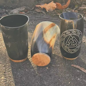 Tasse à boire artisanale en corne viking écologique avec gravure ange nordique, en corne naturelle, pour bière, hydromel, whisky, cadeau nordique médiéval - Product Image 1