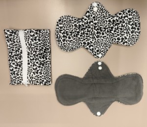 Serviettes hygiéniques réutilisables en coton avec ailettes, respirantes, avec protection anti-fuites et super absorption pour usage quotidien - Product Image 1